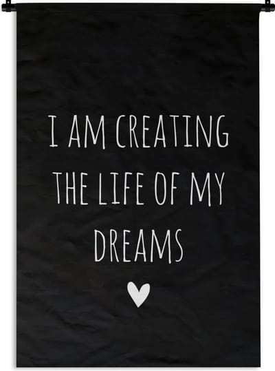 Wandkleed - Wanddoek - Engelse quote "I am creating the life of my dreams" op een zwarte achtergrond - 120x180 cm - Wandtapijt