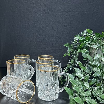 Thee glazen met een gouden rand