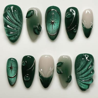 Daity 1 set - Korte amandelvormige plaknagels – Groene French tips met 3D-bubbel-, waterrimpel- en sterdesigns; Cat-eye magnetisch effect in Y2K-stijl; golvende groene tips; UV-geharde afwerking