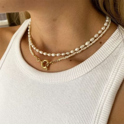 Goudkleurige Dubbele Ketting Dames - Parel Choker 34 cm + Slot Ketting 43 cm - Verstelbaar - Inclusief Cadeauzakje