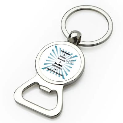 Akyol - 50 jaar sarah en abraham cadeau - flesopener - Hoera 50 jaar - met opdruk - hoera 50 jaar - jubileum man en vrouw - jarig - grappige tekst - 9 bij 3 cm