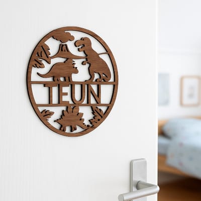 Houten naambord kinderkamer met dinosaurus – Gepersonaliseerd naambord – 16 cm – Kindernaam bordje op maat - Ook leuk als kraamcadeau of bij een nieuwe kamer