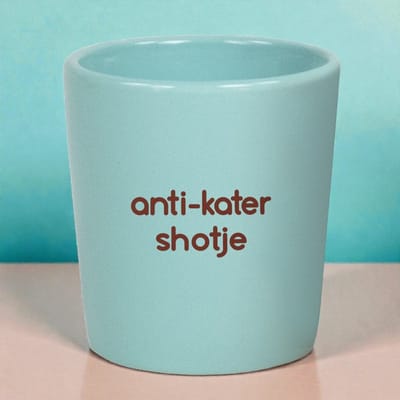 Espresso Kopje Anti-Kater Shotje – Grappig Porseleinen Espresso Mokje 75 ml – Klein Koffiekopje met Tekst – Humor Cadeau voor Koffieliefhebbers