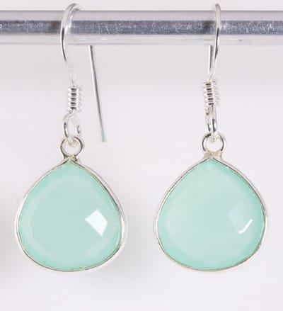 Fijne druppelvormige zilveren oorbellen met aqua chalcedoon
