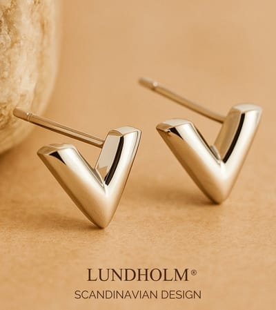 Lundholm Oorknopjes Dames Zilver kleurig V - Premium Stainless Steel - Kleine Oorbelletjes Studs - Viva Serie - Vrouwen Cadeautjes Tip Kado - Luxe Geschenkverpakking