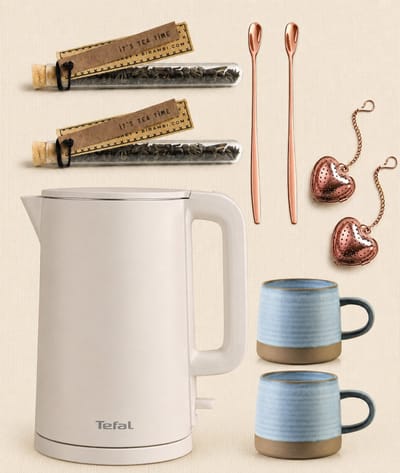TEFAL Thermo Protect KO140B Waterkoker 1,5L - theepakket met 2 blauwe-bruine mokken, 2 theebuisjes, 2 lange rosé-goudkleurige theelepels en thee-infusers