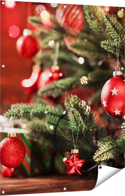 Gards Tuinposter Kerstboom met Rode Lichtjes en Kerstballen - 90x120 cm - Tuindoek - Tuindecoratie - Wanddecoratie buiten - Tuinschilderij