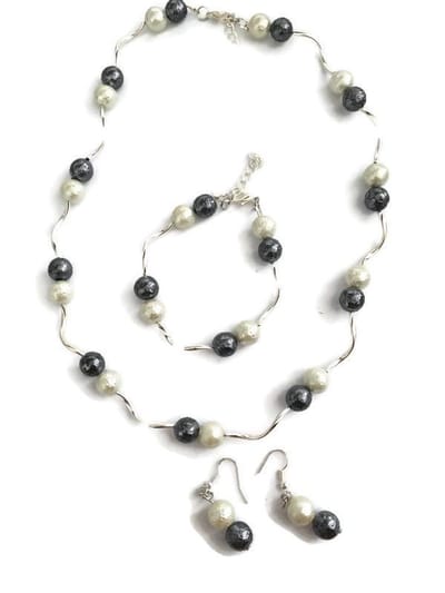 Petra's Sieradenwereld - Sieradenset ijsparels grijs (ketting, armband en oorbellen) (705)