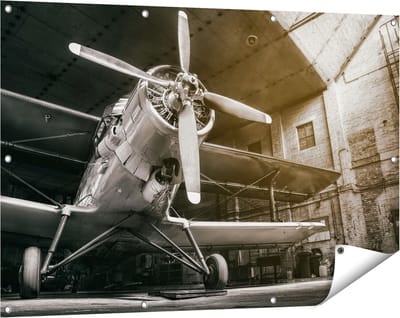 Gards Tuinposter Oud Vliegtuig in een Hangar - Zwart Wit - 120x80 cm - Tuindoek - Tuindecoratie - Wanddecoratie buiten - Tuinschilderij