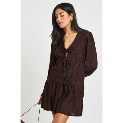 boohoo Dames Burnout Bloemen Strikjurk met Smokwerk | Chocoladebruin | Maat: 36