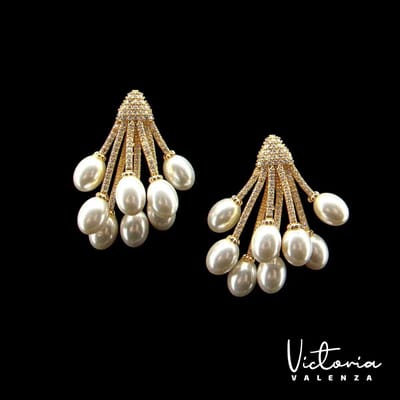Victoria Valenza Goudkleurige Tros Oorbellen met Parels en Zirkonia Stenen - Oorhangers - Goudkleurig - Parel oorbellen - Zirkonia