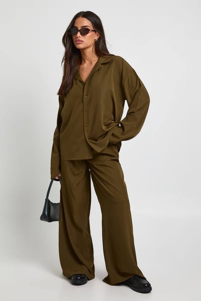 boohoo Dames Petite oversized overhemd & wijde pijpenbroek co-ord | Olive | Maat: 6