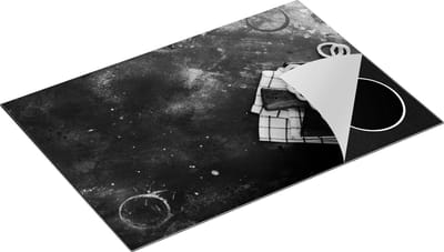 Chefcare Inductie Beschermer Uienringen op een Zwarte Betonnen Achtergrond - Zwart Wit - 75x50 cm - Afdekplaat Inductie - Kookplaat Beschermer - Inductie Mat
