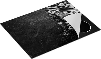 Chefcare Inductie Beschermer Groentes op een Zwarte Achtergrond - Zwart Wit - 70x50 cm - Afdekplaat Inductie - Kookplaat Beschermer - Inductie Mat