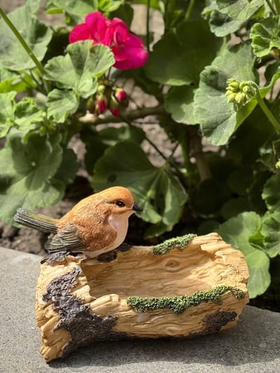 Huismus op houten bak 6 cm hoog - bad of drinkbak vogeltjes - polyester - polystone - beeld - tuinbeeld - hoogkwalitatieve kunststof - decoratiefiguur - interieur - accessoire - voor buiten - cadeau - geschenk - kerst - nieuwjaar