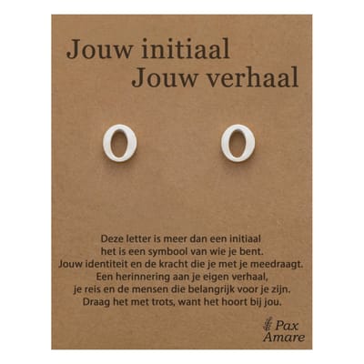 Letter O Oorbellen op Cadeau Kaartje - Jouw initiaal, jouw verhaal - Zilverkleurig Stainless Steel - 7mm Initiaal Oorknopjes- Pax Amare