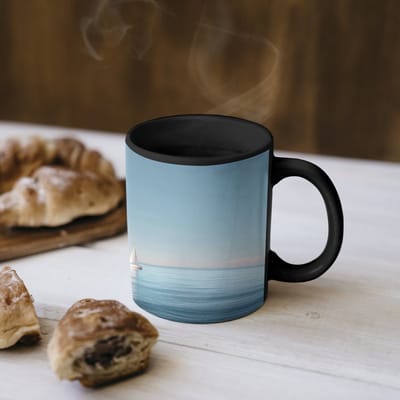 Magische Mok - Foto op Warmte Mokken - Koffiemok - Zeilbootje - Kalme zee - Helderblauwe hemel - Magic Mok - Beker - 350 ML - Theemok