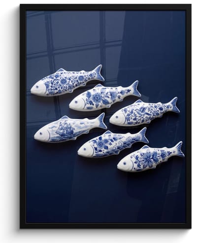 Poster in lijst - Fotolijst 60x80 cm - Posters - Vissen - Delfts - Blauw - Keramiek - Posterlijst zwart - Decoratie - Wanddecoratie woonkamer - Muurdecoratie slaapkamer