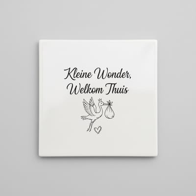 Decoratieve Keramische Tegel “Kleine Wonder, Welkom Thuis” met Ooievaar Illustratie – Babykamer Wanddecoratie – 15 × 15 cm