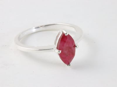 Fijne hoogglans zilveren ring met robijn - maat 16.5