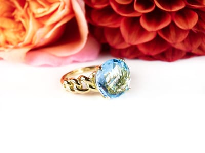 Ring in geel goud gezet met blauwe topaas
