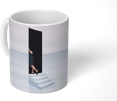 Mok - Koffiemok - Vrouw - Trap - Abstract - Deur - Mokken - 350 ML - Beker - Koffiemokken - Theemok