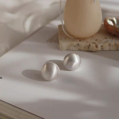Kleine Ronde Gouden Oorbellen Metaal Geborsteld Gematteerde Bal Oorknopjes voor Vrouwen Temperament Mode Sieraden Accessoires Feest Cadeau zilver