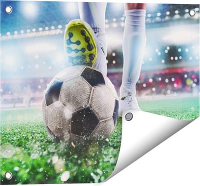 Gards Tuinposter Voetbalspeler met de Bal in het Stadion - 50x40 cm - Tuindoek - Tuindecoratie - Wanddecoratie buiten - Tuinschilderij