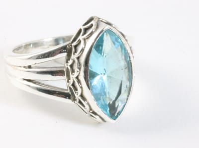Bewerkte zilveren ring met blauwe topaas - maat 18