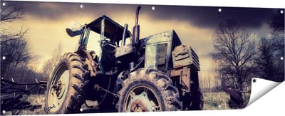 Gards Tuinposter Oude Tractor op het Grasveld - Trekker - 180x60 cm - Tuindoek - Tuindecoratie - Wanddecoratie buiten - Tuinschilderij