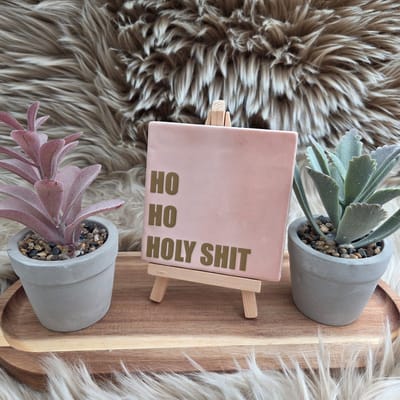 Robuust Wenstegeltje - Ho Ho Holy shit – Luxe Cadeautegel met Tekst - Trendy nu - Keramiek - Robuust - 10X10 - Kersttegel – Woordgrap – Decoratief Tegeltje met Standaard – Cadeau Idee