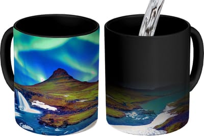 Magische Mok - Foto op Warmte Mokken - Koffiemok - Noorderlicht - Sterrenhemel - IJsland - Berg - Groen - Waterval - Meer - Magic Mok - Beker - 350 ML - Theemok