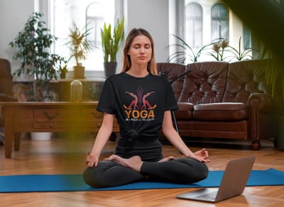 Shirt - Yoga only works if you shut up - Wurban Wear | Grappig shirt | Leuk cadeau | Unisex tshirt | Yoga | Yoga nidra | Yoga kleding | Yoga shirt | Yogamat | Wit & Zwart