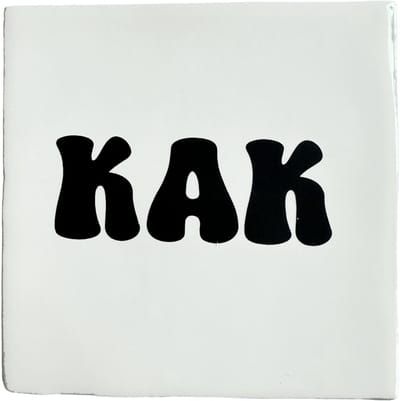 Snoes Spreuktegel – KAK. – Wit met Zwart – Hippie Style Font – Inclusief Gratis Plakhaakje – Handgemaakt Keramiek 10x10 cm – Minimalistisch Cadeau – Grappige Wanddecoratie Toilet