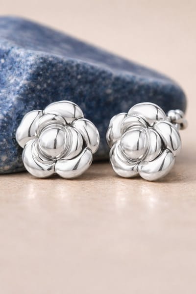 Lundholm Grote Oorknopjes Dames Jewellery – Premium Stainless Steel Zilver Kleurig – Bloem Oorstekers (Ø 2,3 cm) – My Luxe Kerst Oorbellen Dames Bloem - Luxe Geschenkverpakking