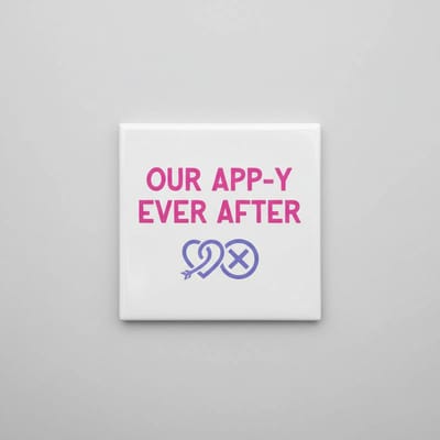 Our App-y Ever After Tegel 15×15 cm – Schattige Moderne Liefdesquote Keramische Wandtegel – Romantisch Tech-Inspired Decor Cadeau