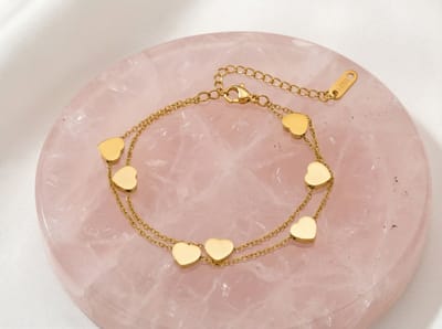 Lundholm Luxe Armband Dames Goud kleurig - Premium Stainless Steel Jewellery - Bedel Armband Dubbel laags Hartjes armband - My Seya Serie - Cadeau voor Haar Cadeau voor Bruid Sieraden Armbanden - Scandinavisch Design