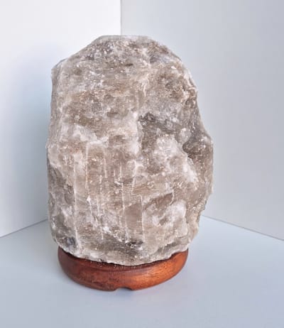 ThaleiaDesign - Himalaya Zoutlamp – 2-3 KG – inclusief lamp - 100% Himalayazout - Zoutlamp grijs - Zoutlamp Himalayazout – Zoutlamp Nachtlampje – Zoutlamp baby kamer - Zoutsteen – woondecoratie - edelstenen - mineralen