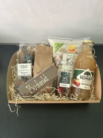 Bedankt pakket -geschenkpakket- relatie geschenk - kado pakket - cadeau pakket - verjaardag - bakken - koken - eten en drinken - kerstpakketten