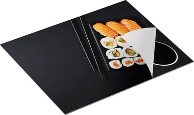 Chefcare Inductie Beschermer Sushi met Stokjes op een Zwarte Achtergrond - 65x50 cm - Afdekplaat Inductie - Kookplaat Beschermer - Inductie Mat