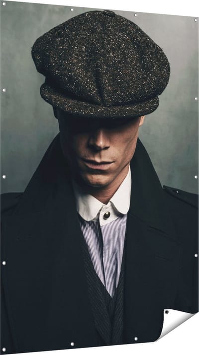 Gards Tuinposter Engelse Gangster met een Pet uit Jaren 1920 - 120x180 cm - Tuindoek - Tuindecoratie - Wanddecoratie buiten - Tuinschilderij