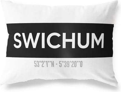 Tuinkussen SWICHUM - FRIESLAND met coördinaten - Buitenkussen - Bootkussen - Weerbestendig - Jouw Plaats - Studio216 - Modern - Zwart-Wit - 50x30cm