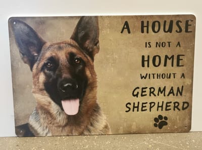 Metalen wandbord -A house Is Not A Home - Herdershond - Mancave - Wand Decoratie - Metal sign - Mancave decoratie - Decoratie - Metalen borden - Tekst borden - Metalen bord