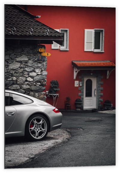 Dibond - Geparkeerde Auto bij Rood Huis - 60x90cm Foto op Aluminium (Met Ophangsysteem)