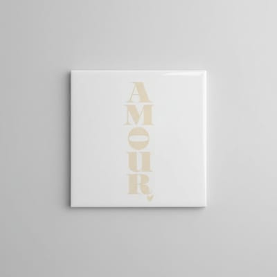 Minimalistische Liefde Quote Keramische Tegel “Amour” – Elegante Verticale Typografie Wanddecoratie – Decoratieve Tegel 15 × 15 cm
