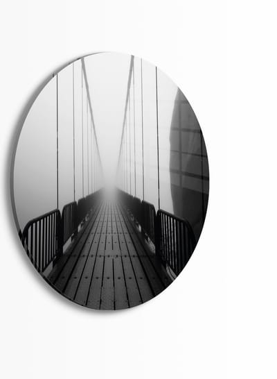 Indoorart - Muurcirkel Hangbrug in de mist Plexiglas 30 cm - Wanddecoratie - Afbeelding op Plexiglas - Inclusief ophangplaat