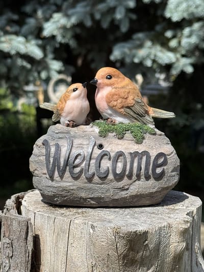 Vogels 3 ass huismus op steen met muziek 12 cm hoog - polyester - polyresin - polystone - hoogkwalitatieve kunststof - decoratiefiguur - interieur - accessoire - voor binnen - voor buiten - cadeau - geschenk - Kerst - Nieuwjaar - tuinbeeld