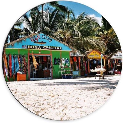 Dibond Wandcirkel - Winkeltjes op het Strand - 70x70cm Foto op Aluminium Wandcirkel (met ophangsysteem)