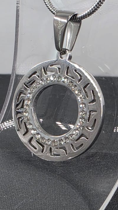 Hanger - RVS - Ø 2.5 cm - Rond - Grieks meandermotief en binnenring bezet met zirkonia steentjes - ketting L 45 cm.