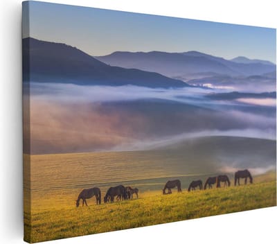 Artaza Canvas Schilderij Landschap - 30x20 cm - Klein - Wanddecoratie Paarden In De Mist - Muurdecoratie Bergen - Kamer Accessoires Natuur